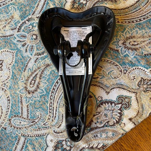 SCHWINN bike seat 10.5" long, 6" wide, mountain, new with no tags - Picture 5 of 6